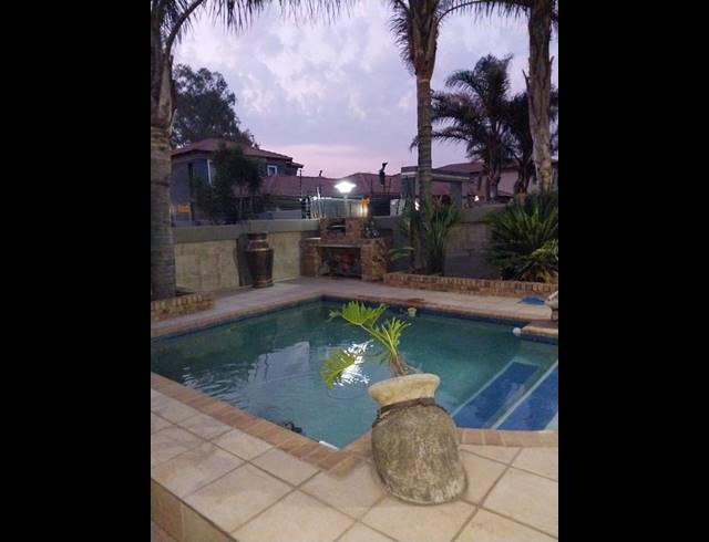 3 BEDROOM CLUSTER FOR SALE IN SONNEVELD